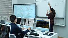 Eine Dozentin begleitet ihre Studierenden durch Datenstrukturen und Algorithmen.