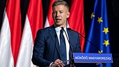 Péter Magyar, leader del partito di opposizione Tisza alle elezioni nazionali del 12 aprile, parla durante l'apertura della campagna del partito 