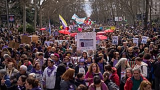 امرأة تهتف بشعارات خلال احتجاج بمناسبة اليوم العالمي للمرأة في مدريد بإسبانيا، الأحد 8 مارس 2026.