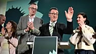 Grünen-Spitzenkandidat Cem Özdemir mit seiner Ehefrau Flavia Zaka und Grünen-Landtagsfraktionschef Andreas Schwarz bei der Wahlparty in Stuttgart, 8. März 2026