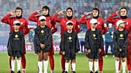 Jogadoras do Irão reagem durante o hino nacional antes do jogo da Taça Asiática Feminina de Futebol entre o Irão e as Filipinas em Robina, Austrália