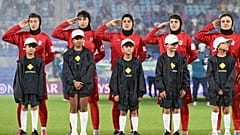 Jogadoras do Irão reagem durante o hino nacional antes do jogo da Taça Asiática Feminina de Futebol entre o Irão e as Filipinas em Robina, Austrália