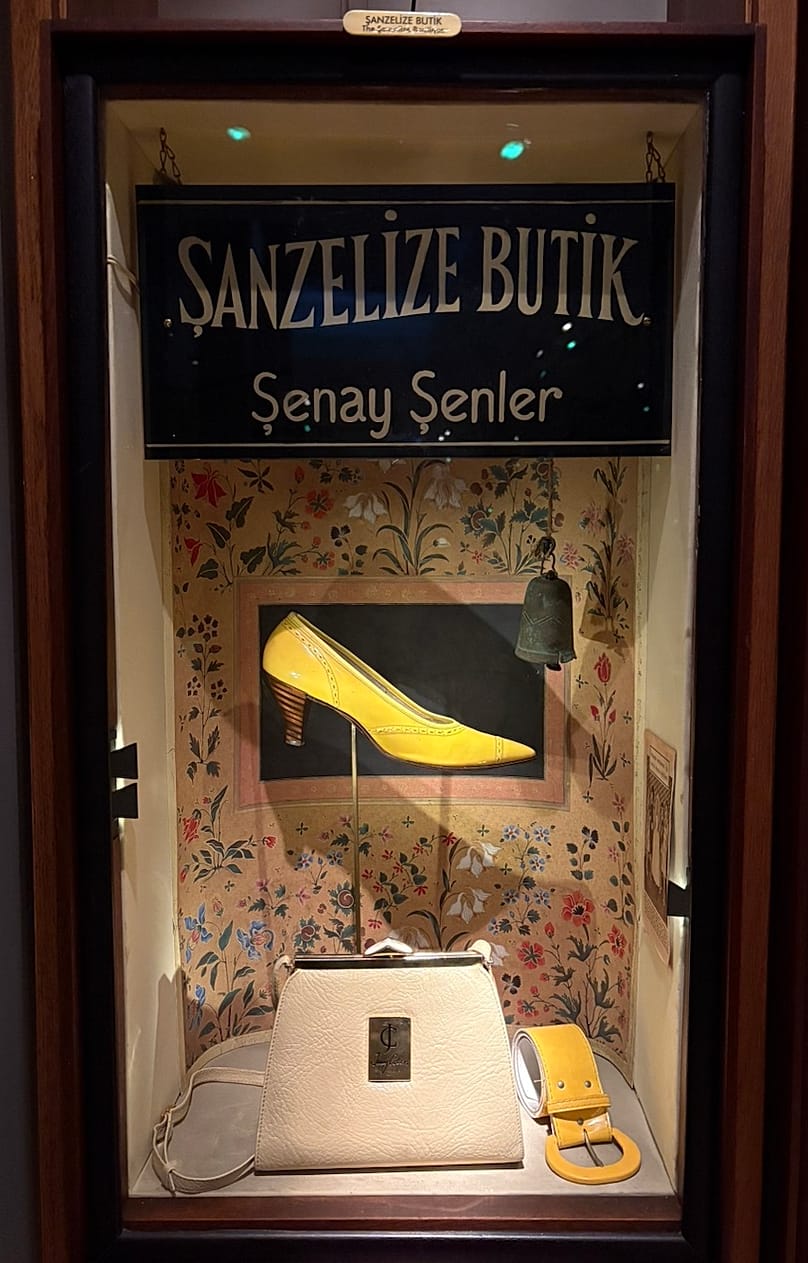 Romanın ve müzenin önemli nesnelerinden Jenny Colon çanta ve kadın kahraman Füsun Keskin'in ayakkabısı ve kemeri.