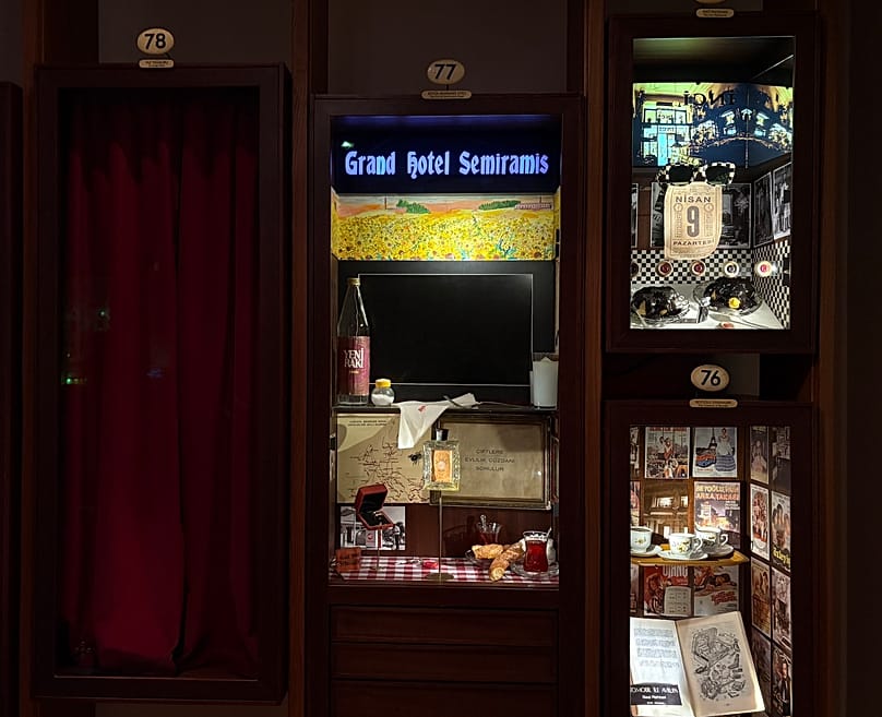 Romanın son bölümlerinde kahramanların vakit geçirdiği bir otel odasını temsilen düzenlenen enstalasyon.