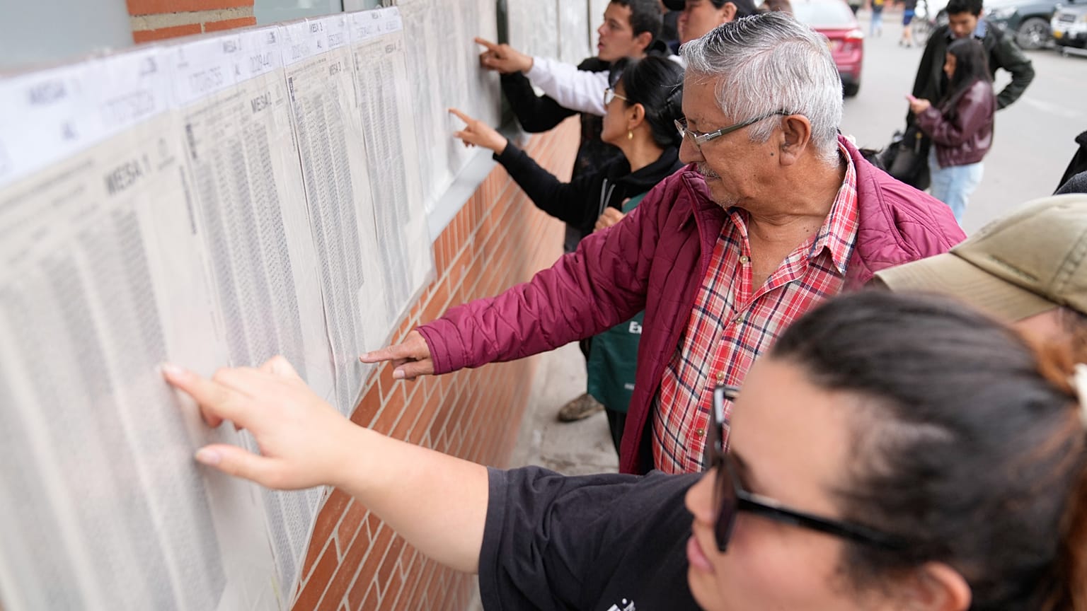 Los votantes comprueban las listas electorales durante las elecciones legislativas en Bogotá, Colombia, el domingo 8 de marzo de 2026. 