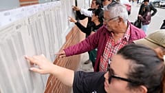 Los votantes comprueban las listas electorales durante las elecciones legislativas en Bogotá, Colombia, el domingo 8 de marzo de 2026. 