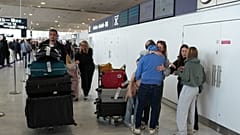 Rodziny powracające z Dubaju na lotnisku Roissy w Paryżu w dniu 5 marca