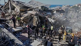 soccorritori cercano le vittime in un edificio distrutto colpito da un attacco aereo israeliano nella città di Ghaziyeh, nel sud del Libano