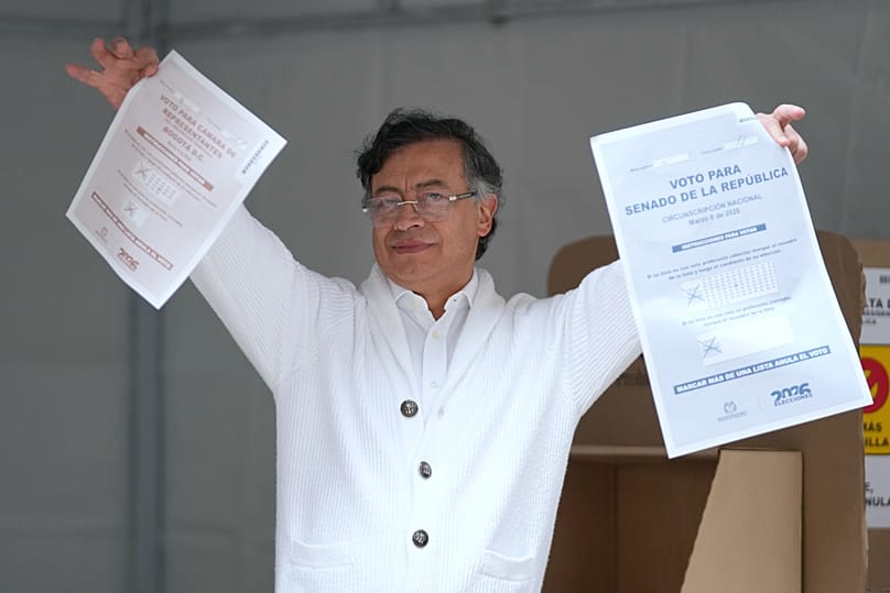 El presidente de Colombia, Gustavo Petro, muestra las papeletas antes de votar en las elecciones legislativas en Bogotá, Colombia, el 8 de marzo de 2026. 