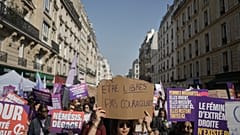 Eine Frau hält ein Schild mit der Aufschrift „Be free, not brave“. Sie marschiert zum Internationalen Frauentag in Paris am Sonntag, dem achten März 2026.