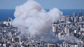 Καπνός υψώνεται μετά από ισραηλινό αεροπορικό πλήγμα στη Νταχίγια, στα νότια προάστια της Βηρυτού στον Λίβανο, Δευτέρα 9 Μαρτίου 2026.