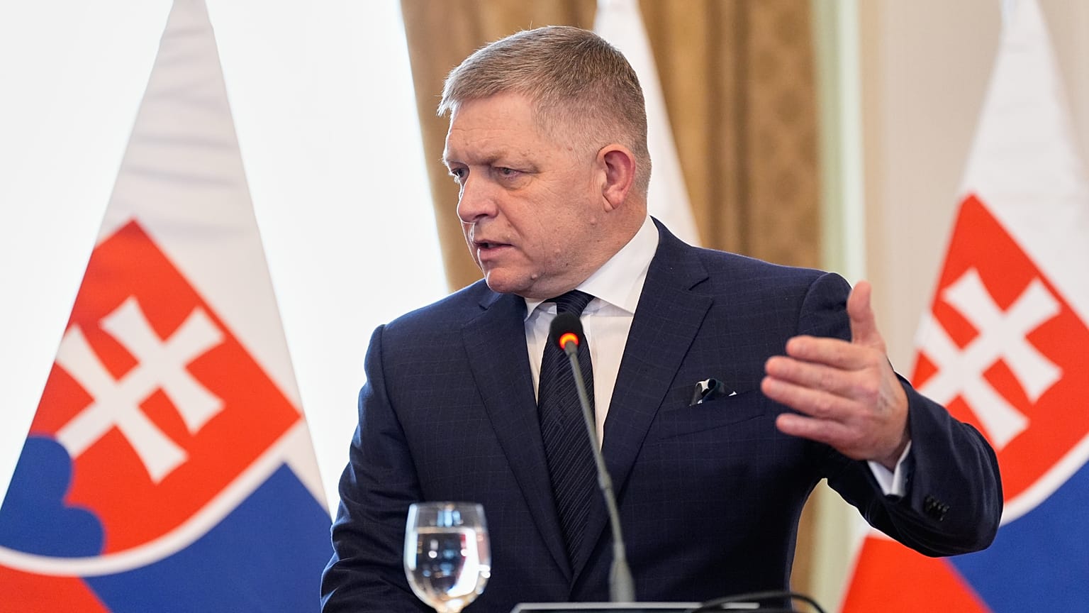 ARQUIVO: Robert Fico durante uma conferência de imprensa conjunta com Marco Rubio em Bratislava, 15 de fevereiro de 2026 