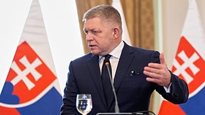 ARQUIVO: Robert Fico durante uma conferência de imprensa conjunta com Marco Rubio em Bratislava, 15 de fevereiro de 2026 