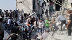 عمال الإنقاذ والسكان يبحثون بين الأنقاض في أعقاب ما وصفه مسؤولون إيرانيون بأنه غارة إسرائيلية أمريكية على مدرسة ابتدائية للبنات في ميناب، إيران