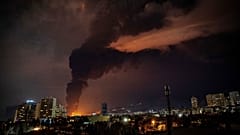 Über Teheran schießen Flammen nach einer Explosion in den Himmel.