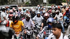 Vor einer Tankstelle in Dhaka, Bangladesch, bilden Autofahrer lange Schlangen; hinter einem Seil warten weitere auf Benzin, aus Angst vor Engpässen durch den Iran-Krieg.