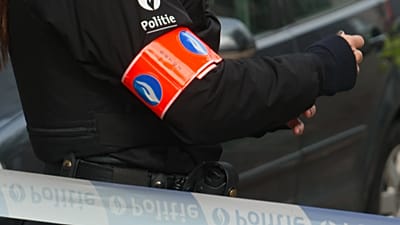 Imagem de arquivo: Um agente da polícia atrás de um cordão de isolamento em Antuérpia, Bélgica, quinta-feira, 9 de outubro de 2025.