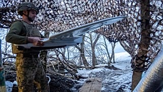  جندي أوكراني من اللواء المنفصل 48 يطلق طائرة استطلاع بدون طيار لعملية في منطقة خاركيف