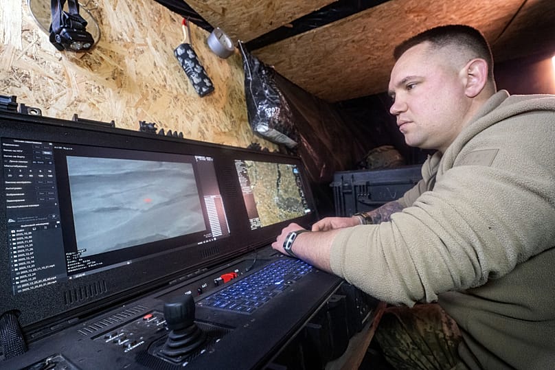 جندي أوكراني من اللواء المنفصل 48 يتحكم بطائرة استطلاع بدون طيار أثناء عملها في منطقة خاركيف، 