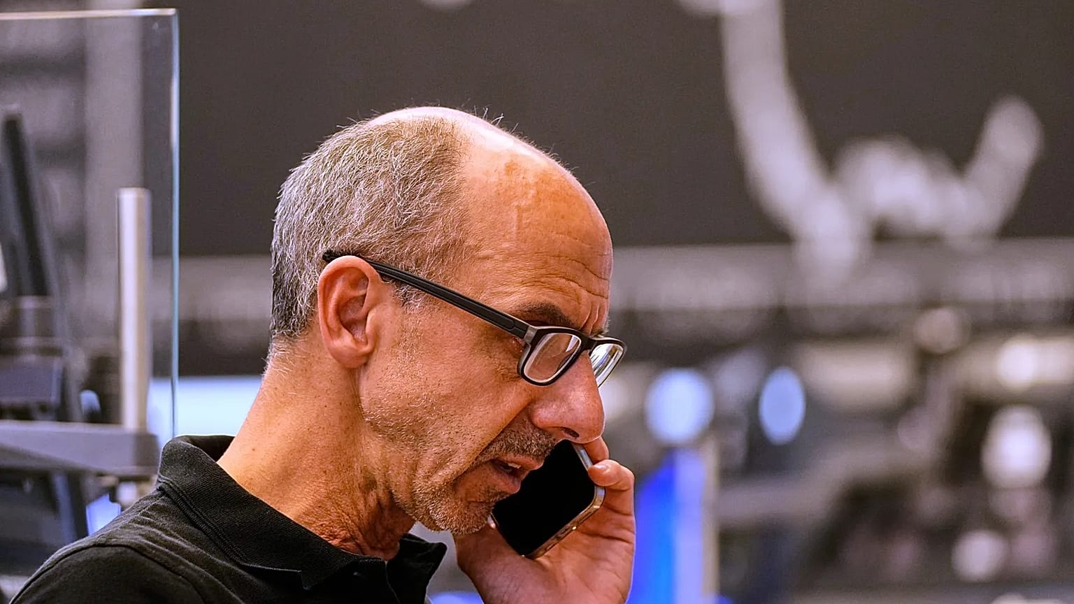 Almanya'nın Frankfurt kentindeki borsada bir komisyoncu telefon görüşmesi yapıyor. 23 Mayıs 2025. 