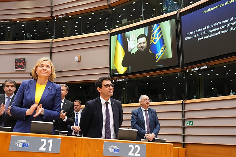 Le président ukrainien Volodymyr Zelensky s'exprime par liaison vidéo à l'occasion du quatrième anniversaire de l'invasion de l'Ukraine par la Russie, au Parlement européen