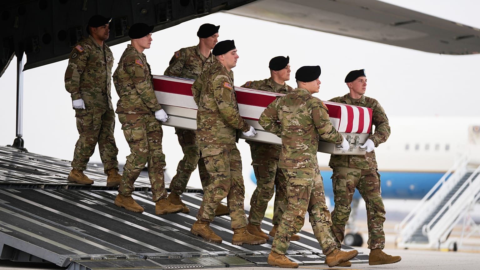 فريق نقل تابع للجيش ينقل نعشاً ملفوفاً بالعلم يحوي رفات الجندية الاحتياطية في الجيش الأمريكي، الرقيب أول نيكول أمور، من وايت بير ليك، مينيسوتا، التي قُتلت في غارة جوية بطائرة 