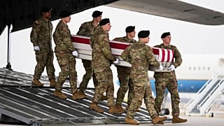 فريق نقل تابع للجيش ينقل نعشاً ملفوفاً بالعلم يحوي رفات الجندية الاحتياطية في الجيش الأمريكي، الرقيب أول نيكول أمور، من وايت بير ليك، مينيسوتا، التي قُتلت في غارة جوية بطائرة 