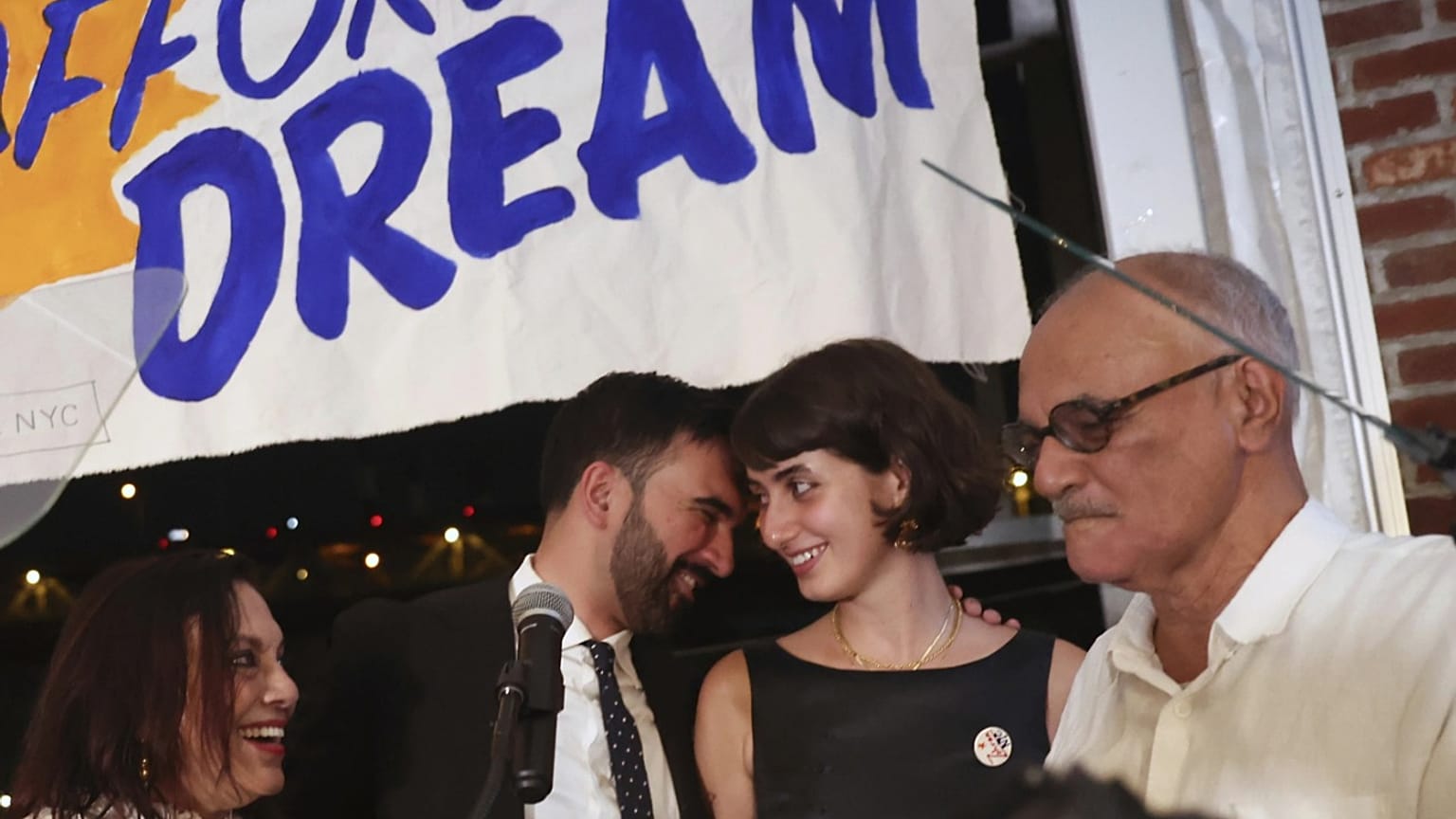 Zohran Mamdani ve eşi, belediye başkanlığı seçimindeki zaferini kutluyor, 25 Haziran 2025