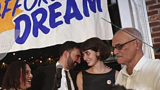 Zohran Mamdani ve eşi, belediye başkanlığı seçimindeki zaferini kutluyor, 25 Haziran 2025