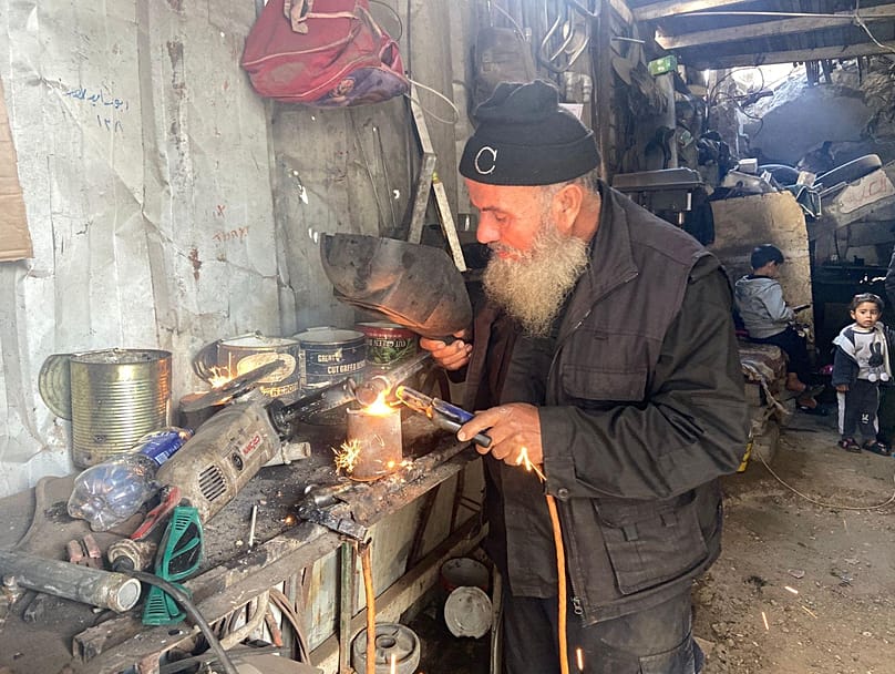 محمد البحيري صاحب ورشة حدادة من مخيّم المغازي 