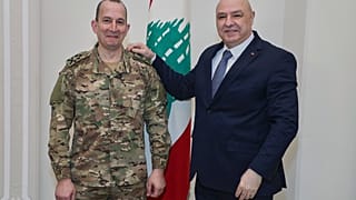 الرئيس اللبناني جوزاف عزن يستقبل قائد الجيش اللبناني المُعيّن حديثاً العماد رودولف هيكل،  في القصر الرئاسي في بعبدا شرق بيروت، في 13 مارس/آذار 2025.