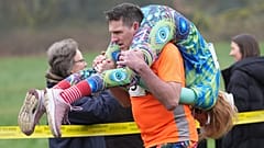 Beim jährlichen britischen Ehepartnertragerennen in Dorking in England gehen Menschen an den Start, am Sonntag, dem achten März 2026.