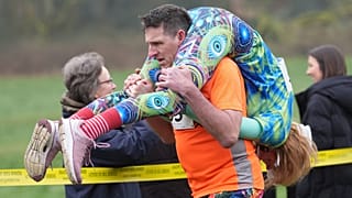 Participantes en la carrera anual británica de porte de esposas en Dorking, Inglaterra, el domingo ocho de marzo de 2026.