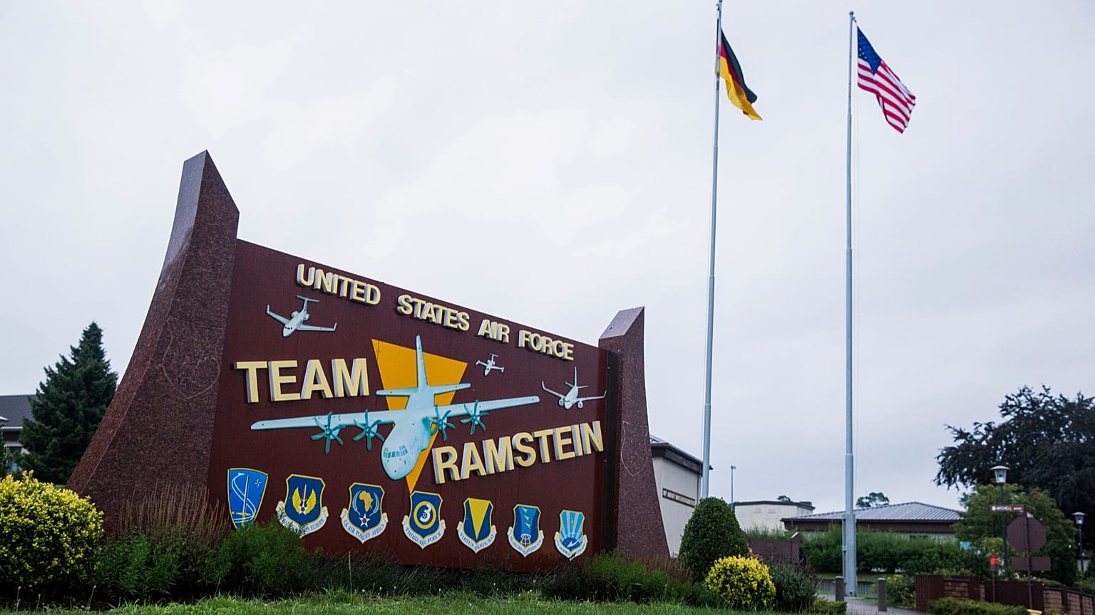 ARCHIV– Die Flaggen der USA und Deutschlands wehen  hinter einem Schild auf der Ramstein Air Base in Deutschland, 30. Juli 2014 