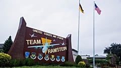 ARŞİV- Almanya'daki Ramstein Hava Üssü'nde bir tabelanın arkasında dalgalanan ABD ve Almanya bayrakları, 30 Temmuz 2014 