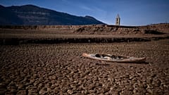 Archivfoto: Ein verlassenes Kanu steht auf dem rissigen Boden des Sau-Stausees nördlich von Barcelona. Die Region leidet unter Dürre. Aufnahme vom Montag, 22. Januar 2024.