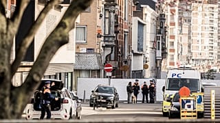  يقف رجال الشرطة بالقرب من الحواجز لتأمين منطقة بعد وقوع انفجار بالقرب من كنيس يهودي في لييج، بلجيكا