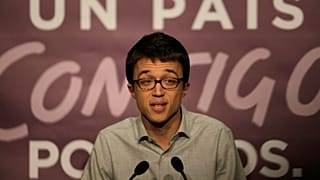 Archivo: Iñigo Errejón habla con la prensa tras la publicación de los primeros resultados electorales en Madrid, el domingo 20 de diciembre de 2015