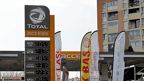 محطة وقود تعرض أسعارًا تصل إلى 2.31 يورو للتر الواحد في مرسيليا، جنوب فرنسا، الأربعاء، 9 مارس 2022.