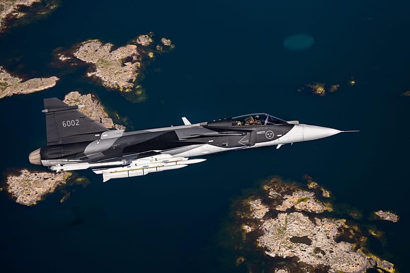 Jato Gripen E armado com mísseis IRIS-T e Meteor