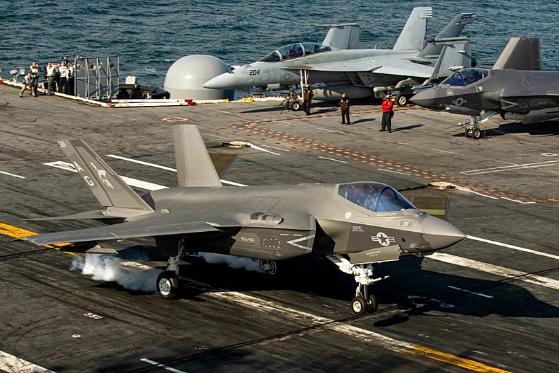 Um caça F-35 aterra no convés do porta-aviões nuclear USS George Washington