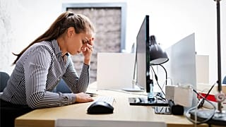 Los usuarios con saturación mental por la IA denunciaron dificultades de concentración y dolores de cabeza, según un estudio de Harvard.