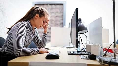 Users with AI brain fry reported difficulty concentrating and headaches, according to a Harvard study. 