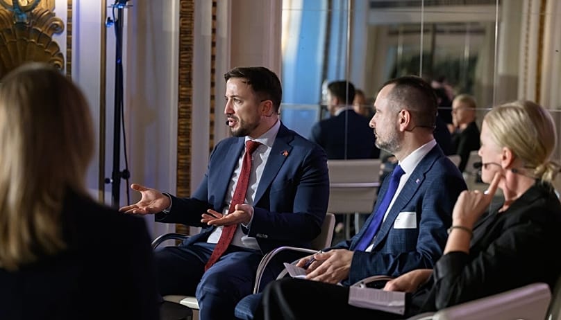 Петар Маркович, посол Черногории, Даниель Апостолович, посол Сербии, и Анна Стеллингер, заместитель генерального директора Конфедерации шведских предприятий