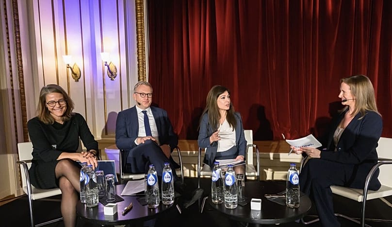 Стивен Блокманс, Ева Риттер Сунесен и Асиз Ахуджа представляют результаты отчета