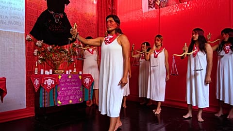 Peru'nun eski Devlet Başkanı Alberto Fujimori’nin yönetimi döneminde uygulanan zorla kısırlaştırma programının kadın mağdurlarını temsil eden göstericiler