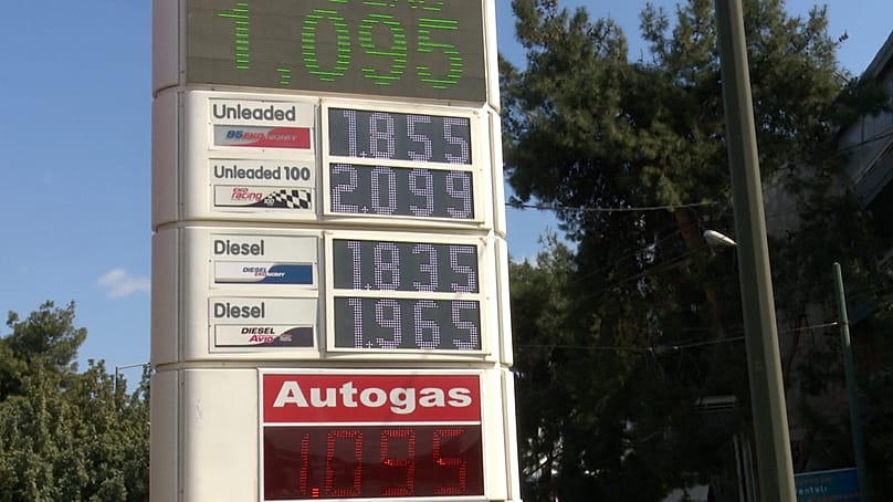 Le prix moyen de l'essence sans plomb à Athènes dépasse désormais 1,8 euro par litre.