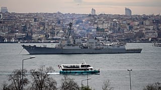 المدمرة الصاروخية الموجهة من فئة أرلي بيرك، يو إس إس نيتز (DDG 94)، في مهمة مقررة ضمن مجموعة حاملات الطائرات الضاربة جورج إتش دبليو بوش العاملة في منطقة عمليات الأسطول السادس 