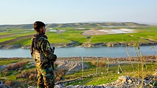 عضو في حزب الحياة الحرة الكردستاني (PAK) يقف على حراسة في أربيل، العراق، الخميس 5 مارس 2026.