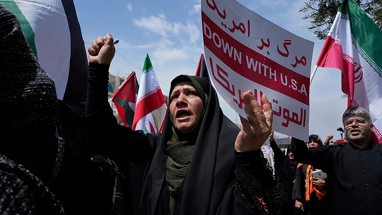 إيرانية ترفع لافتة مناهضة للولايات المتحدة خلال احتجاج مناهض لإسرائيل والولايات المتحدة بعد صلاة الجمعة في طهران ، إيران ، الجمعة ، 25 يوليو ، 2025. 